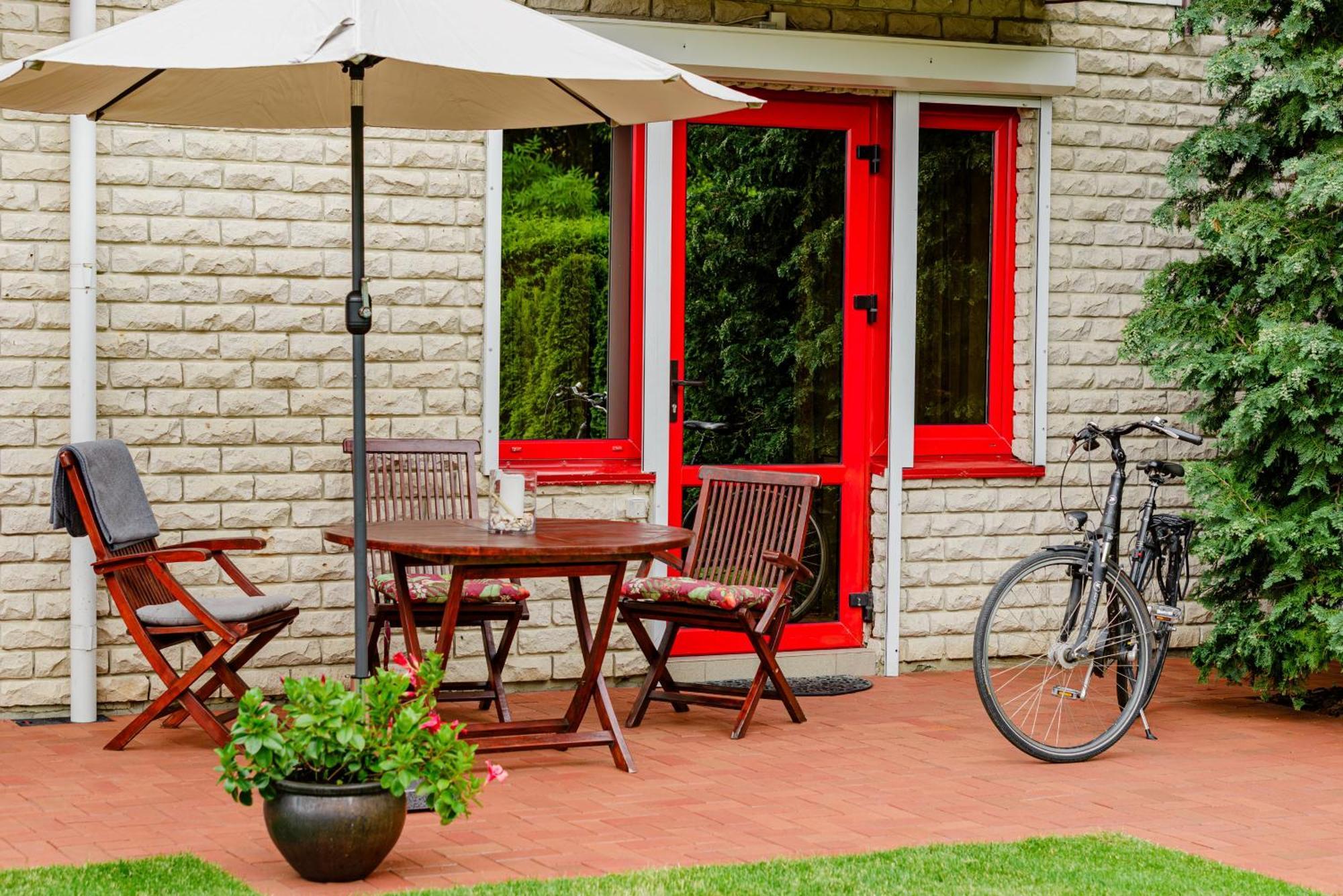 Family Inn Cottage With Terrace Palanga Exterior photo